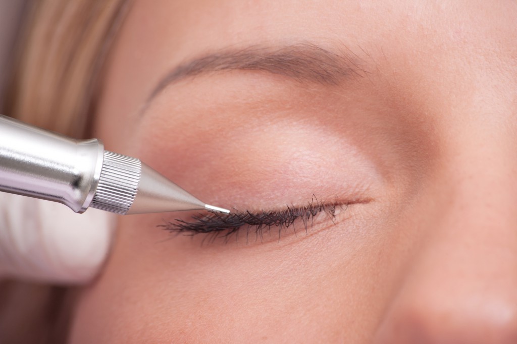 Eyeliner Naturel: Pointillé discret Brigitte-Beauté Genève